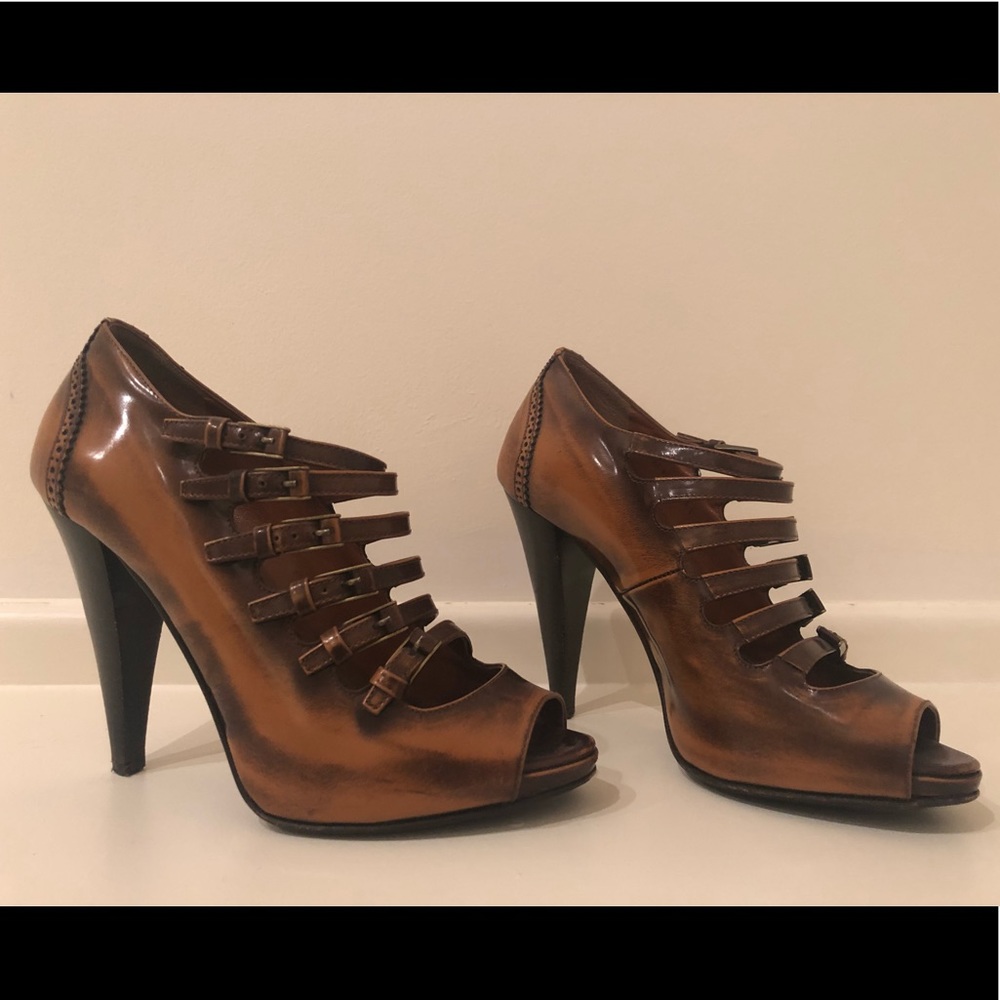 BALLY Guniga Leather Buckle Peep Toe Pump - 38.5